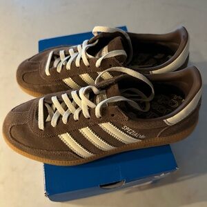 Taupe & White Handball Spezial Sneakers